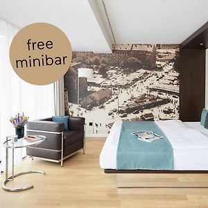 Zimmer mit Kingsize-Bett